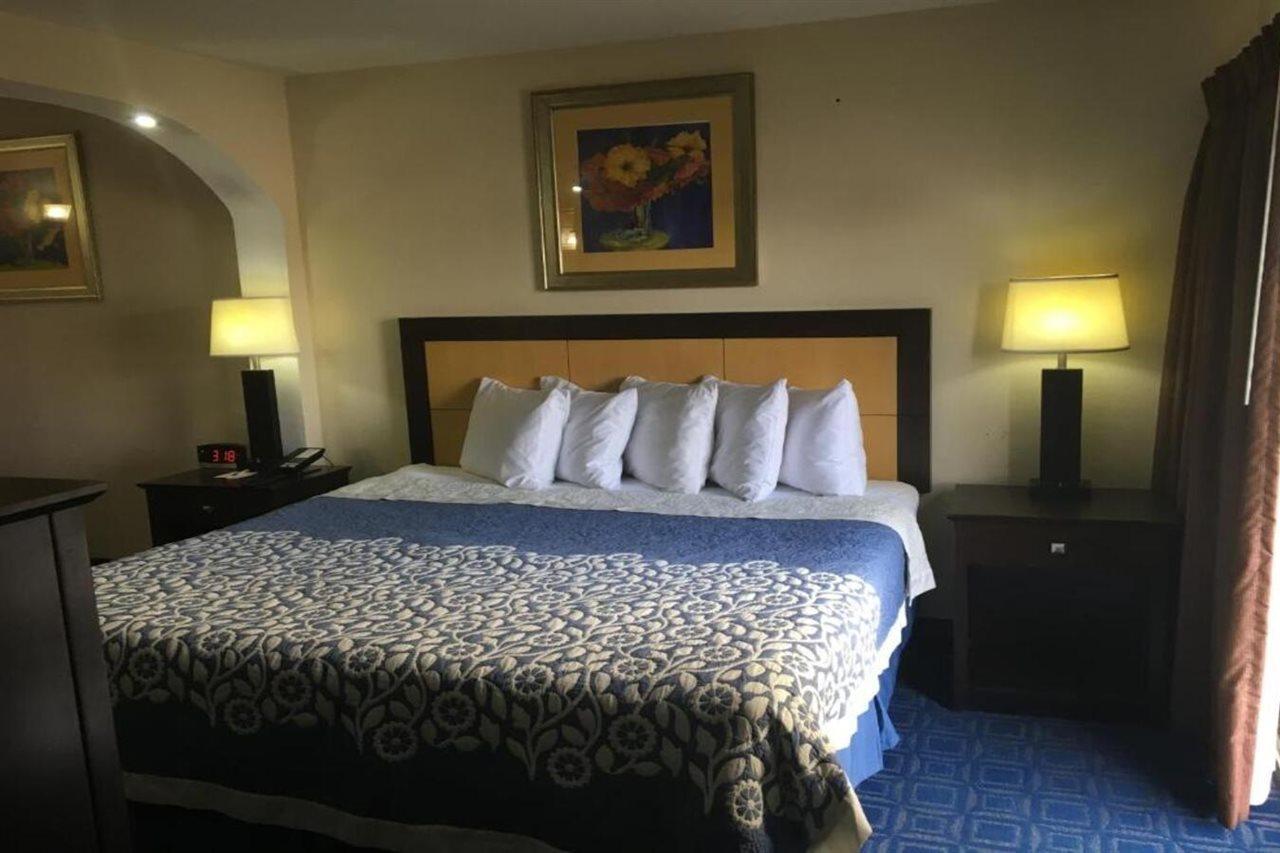 Days Inn & Suites By Wyndham Tampa - Ybor City Экстерьер фото