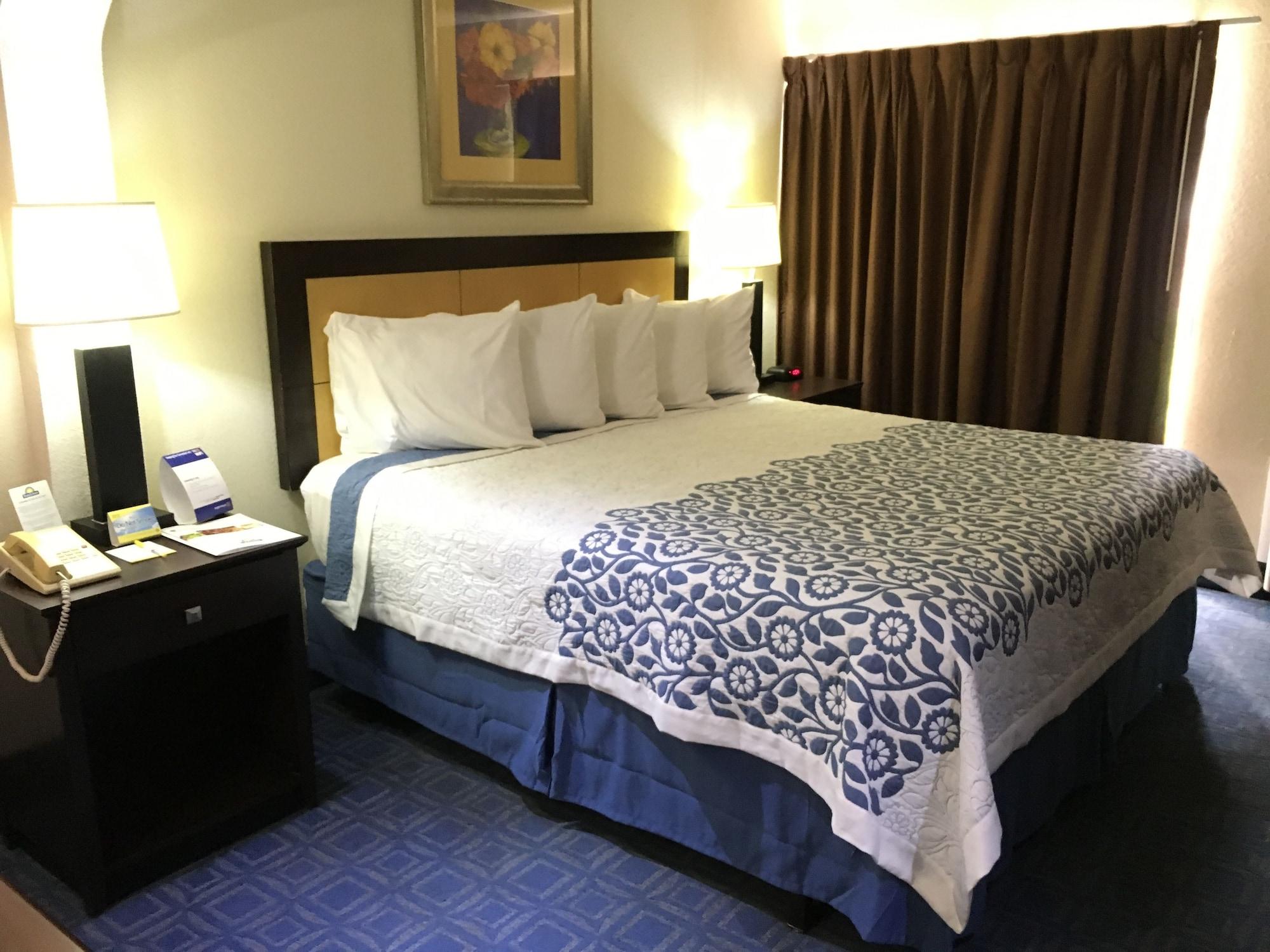 Days Inn & Suites By Wyndham Tampa - Ybor City Экстерьер фото