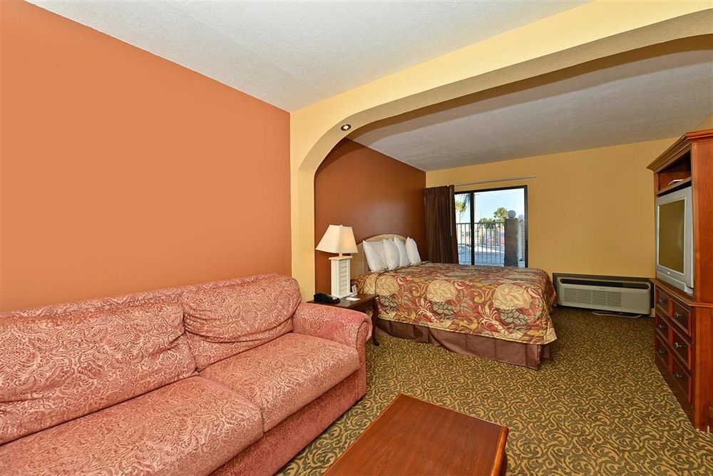 Days Inn & Suites By Wyndham Tampa - Ybor City Номер фото