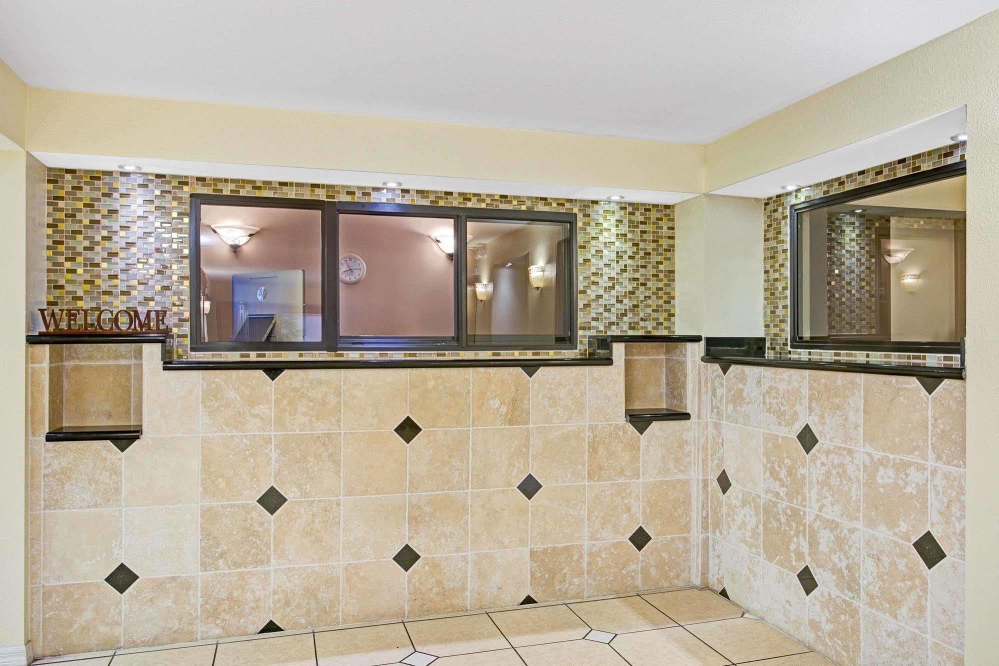 Days Inn & Suites By Wyndham Tampa - Ybor City Экстерьер фото