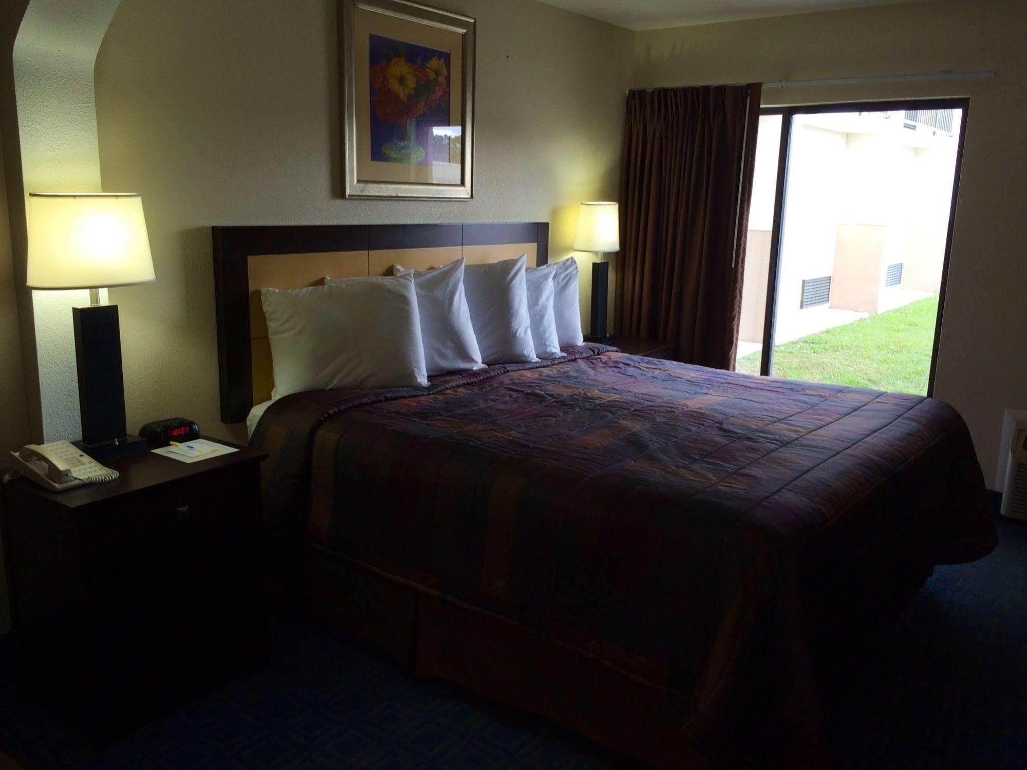 Days Inn & Suites By Wyndham Tampa - Ybor City Экстерьер фото