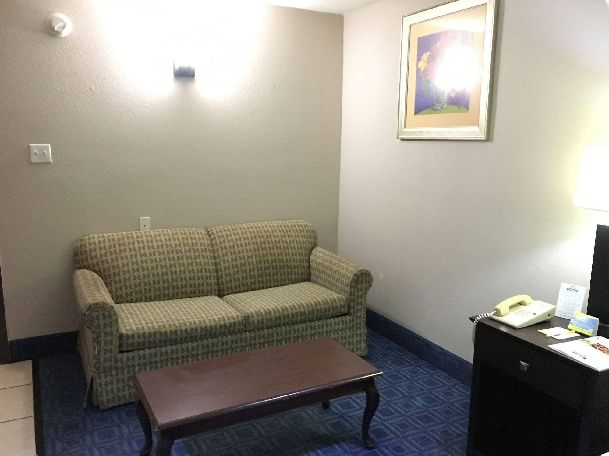Days Inn & Suites By Wyndham Tampa - Ybor City Экстерьер фото