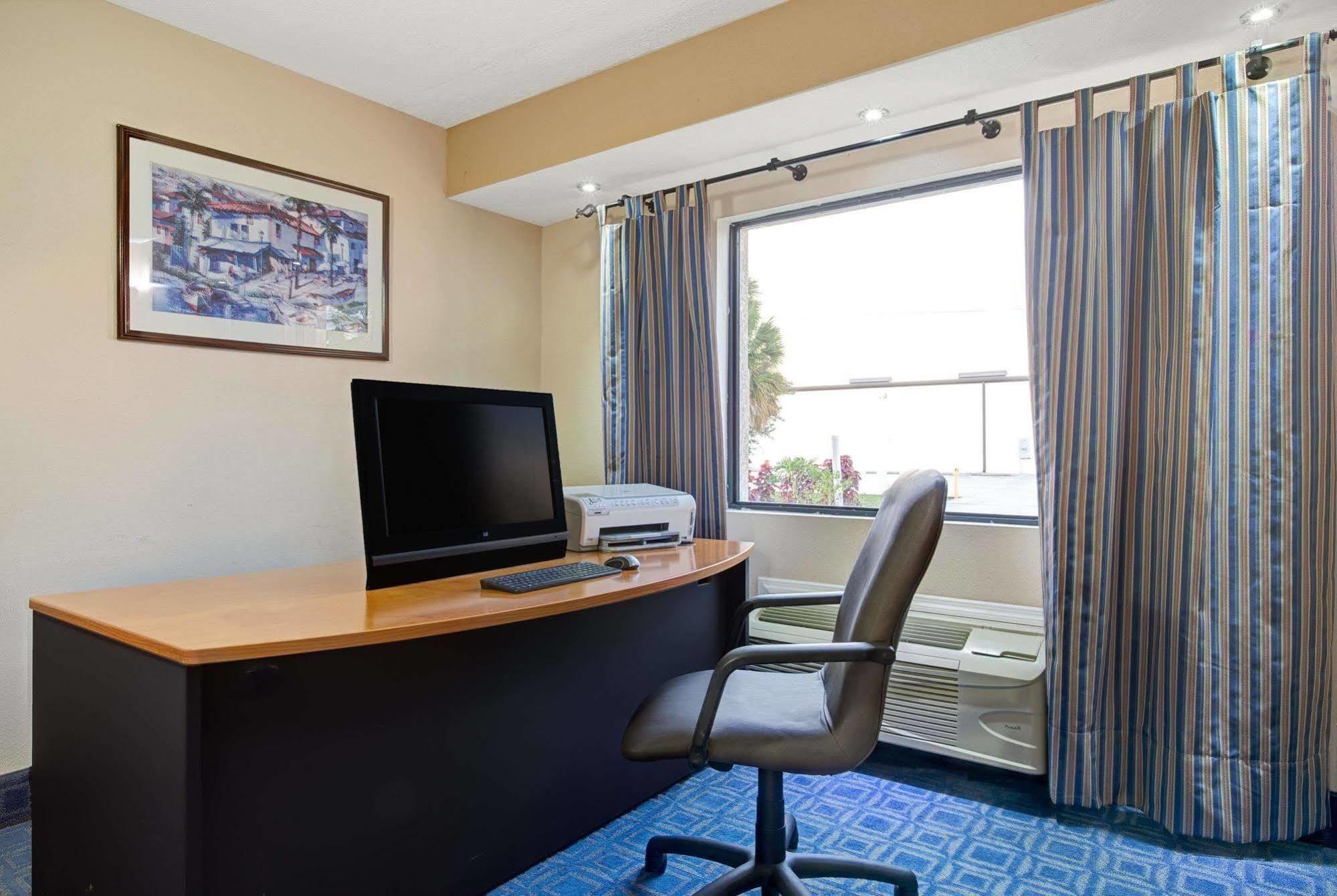 Days Inn & Suites By Wyndham Tampa - Ybor City Экстерьер фото