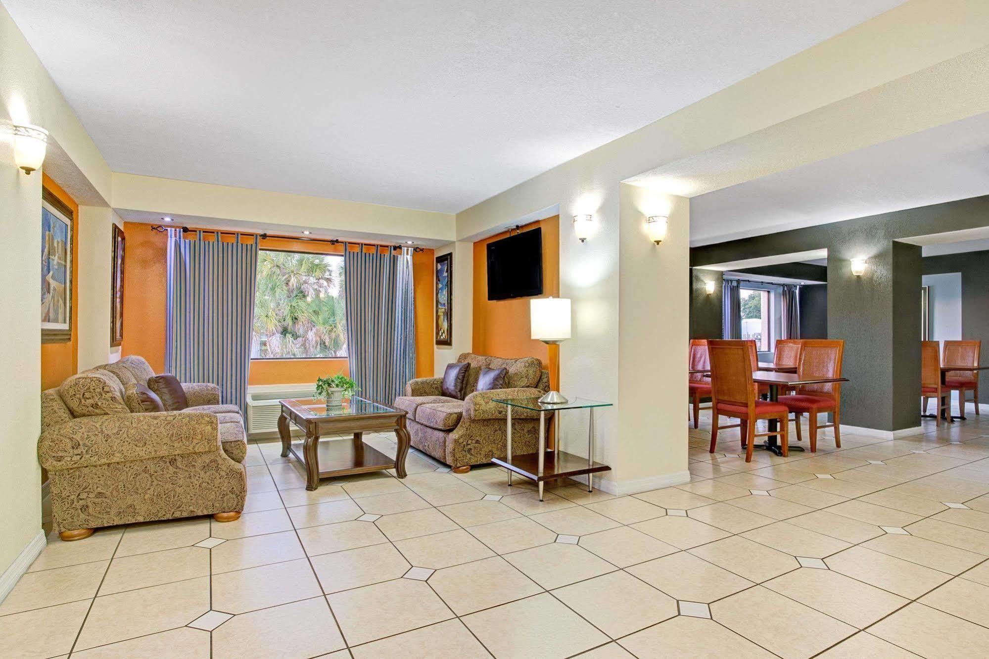 Days Inn & Suites By Wyndham Tampa - Ybor City Экстерьер фото