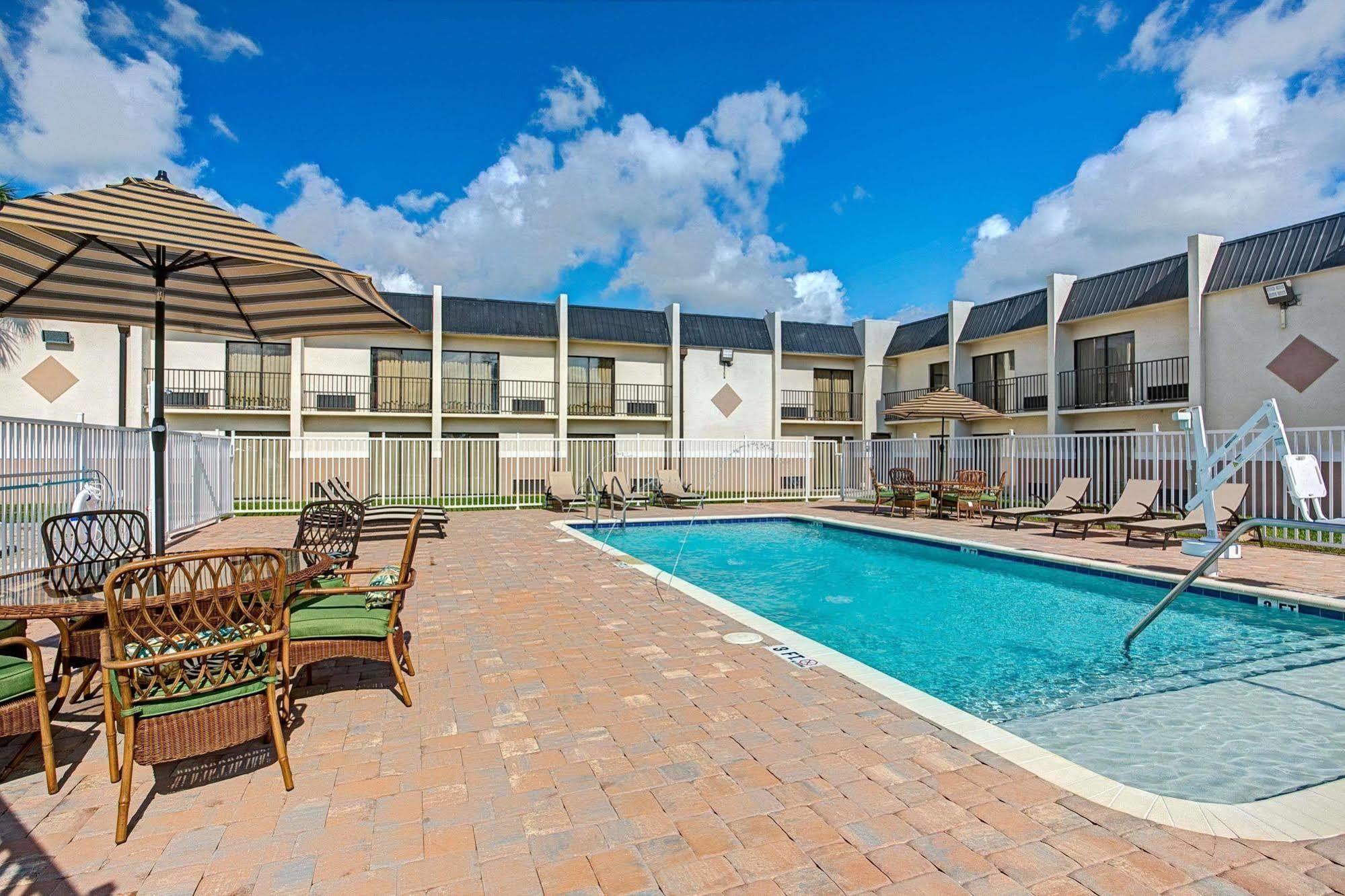 Days Inn & Suites By Wyndham Tampa - Ybor City Экстерьер фото
