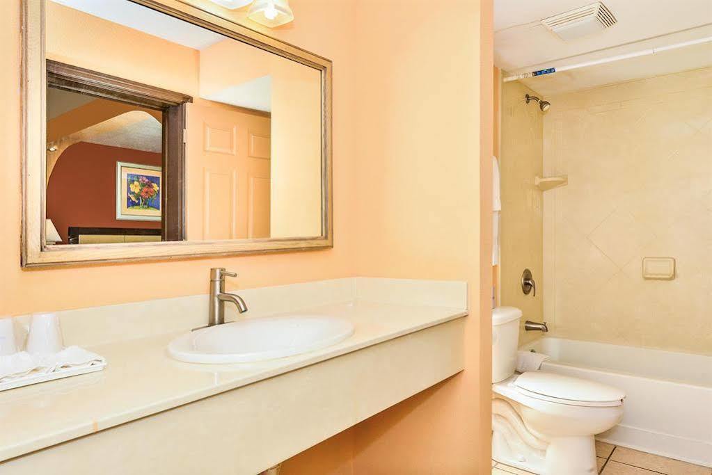 Days Inn & Suites By Wyndham Tampa - Ybor City Экстерьер фото